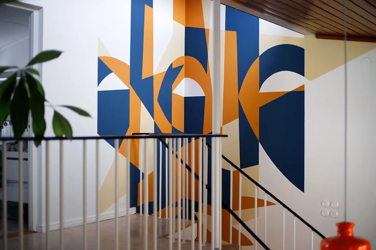 Stor abstrakt muralmålning på vägg inomhus