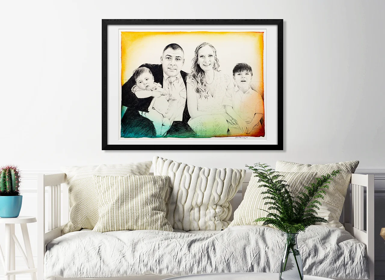 En stor tavla med ett familjeporträtt tecknat på beställning efter ett foto.